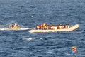 イタリア・シチリア（Sicily）島沖で救助された難民を乗せたボート（2014年9月14日イタリア海軍提供、資料写真）。(c)AFP/MARINA MILITARE
