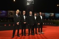 第71回ベネチア国際映画祭（Venice International Film Festival）で出品作品『野火（Nobi）』の上映会場に登場した塚本晋也（Shinya Tsukamoto）監督（中央）と（左から）音楽の石川忠（Chu Ishikawa）、俳優のリリー・フランキー（Lily Franky）、森優作（Yusaku Mori）、中村達也（Tatsuya Nakamura、2014年9月2日撮影）。(c)AFP/TIZIANA FABI