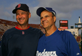 記念撮影を行うレッドソックスのテリー・フランコナ（%%Terry Francona%%）監督（左）とドジャースのジョー・トーリ（%%Joe Torre%%）監督。(c)AFP/Getty Images/Jeff Gross