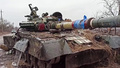 ウクライナ南部マリウポリ郊外で、破壊された同国軍の戦車。ロシア国防省が公開した動画より（2022年3月4日公開）。(c)AFP PHOTO / Russian Defence Ministry / handout