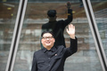 中国・香港で手を振る金正恩（キム・ジョンウン）朝鮮労働党委員長のそっくりさんのハワードXさん（2018年6月7日撮影）。(c)AFP/Anthony WALLACE