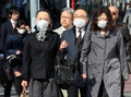 都内で、花粉対策用のマスクを着けて歩く人々（2014年3月24日撮影）。(c)AFP/Yoshikazu TSUNO