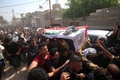 イラク南部バスラで営まれたイスラム教シーア派系民兵組織「人民動員隊」のベテラン狙撃手アブ・タフシン・サルヒ氏の葬儀で運ばれるサルヒ氏のひつぎ（2017年9月30日撮影）。(c)AFP/HAIDAR MOHAMMED ALIALI