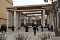 アフガニスタンの首都カブール（Kabul）にある5つ星の高級ホテル「セレナホテル（Serena Hotel）」の入り口を警備する治安部隊（2008年1月15日撮影）。(c)AFP/SHAH Marai