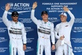 14F1第15戦日本GP（Japan Grand Prix 2014）予選を終えてカメラに手を振る（左から）メルセデスAMG（Mercedes AMG）のルイス・ハミルトン（Lewis Hamilton）とニコ・ロズベルグ（Nico Rosberg）、ウィリアムズ（Williams）のバルテリ・ボッタス（Valtteri Bottas、2014年10月4日撮影）。(c)AFP/Yuriko Nakao