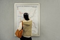 メキシコ市カンデラリア駅で路線図を見る女性（2016年9月3日撮影）。(c)AFP/PEDRO PARDO