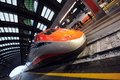 イタリアで13日に開通した高速鉄道用新線の車両「Freccia Rossa」。ミラノ中央駅に停車中。営業運転は翌14日から開始。高速化によりミラノ－ローマ間の所要時間が3時間30分に短縮される（2008年12月13日撮影）。(c)AFP/GIUSEPPE CACACE