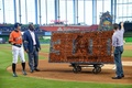 17MLB、ピッツバーグ・パイレーツ対マイアミ・マーリンズ。試合前に行われたセレモニーに臨む（左から）マイアミ・マーリンズのイチロー、マイケル・ヒル編成本部長、デイビッド・サムソン球団社長（2017年4月30日撮影）。(c)AFP/Getty Images/Mark Brown
