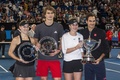 テニスの男女混合国別対抗戦、第31回ホップマンカップ、ドイツ対スイス。表彰式に臨む（左から）準優勝したドイツのアンゲリク・ケルバー、アレクサンダー・ズベレフ、優勝したスイスのベリンダ・ベンチッチ、ロジャー・フェデラー（2019年1月5日撮影）。(c)TONY ASHBY / AFP