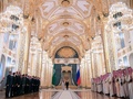 ロシアの首都モスクワのクレムリンで、首脳会談の前に開かれた歓迎式典に出席したサウジアラビアのサルマン国王（中央左）とロシアのウラジーミル・プーチン大統領（中央右、2017年10月5日撮影）。(c)AFP/Yuri KADOBNOV