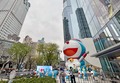 静安ケリーセンター前に登場した高さ１２メートルのドラえもんのバルーン（2025年3月28日撮影）。(c)Xinhua News