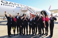 豪シドニー空港で、米ニューヨークからノンストップで到着したQF7879便の前で喜ぶカンタス航空のアラン・ジョイス最高責任者（CEO、中央）と乗務員ら（2019年10月20日撮影）。(c)AFP PHOTO / QANTAS