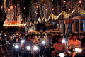 2008年1月26日、ベトナムのホーチミン（Ho Chi Minh）市内の樹木に施されたちょうちんや電飾の下を通行するバイク。(c)AFP/HOANG DINH Nam