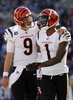 21NFL第7週、ボルティモア・レイヴンズ対シンシナティ・ベンガルズ。タッチダウンを喜ぶシンシナティ・ベンガルズのジャマール・チェイス（右）とジョー・バロウ（2021年10月24日撮影）。(c)Rob Carr/Getty Images/AFP