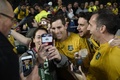 ラグビーW杯イングランド大会・プールB、ウェールズ対オーストラリア。試合後、ファンとの写真撮影に応じるオーストラリアのバーナード・フォーリー（2015年10月10日撮影）。(c)AFP/MARTIN BUREAU