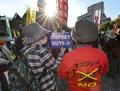 都内で行われたオスプレイ（Osprey）配備反対デモに参加した市民グループのメンバーら（2012年11月4日撮影）。(c)AFP/KAZUHIRO NOGI