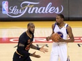 16-17NBAファイナル第5戦、ゴールデンステイト・ウォリアーズ対クリーブランド・キャバリアーズ。ファウルをコールされて抗議するクリーブランド・キャバリアーズのレブロン・ジェームズ（左、2017年6月12日撮影）。(c)AFP/Getty Images/Ronald Martinez