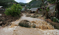 ブラジル･テレゾポリス（Teresopolis）の地滑り現場を流れる濁流（2011年1月12日撮影）。(c)AFP/VANDERLEI ALMEIDA