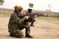 トルコ国境に近いシリアの町カタニヤで、ISと戦うシリア語系キリスト教徒の女性民兵組織、「二つの川の間の土地を守る女性防衛部隊」の訓練キャンプに参加するメンバーたち（2015年12月1日撮影）。(c)AFP/DELIL SOULEIMAN