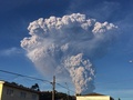 チリ南部プエルトバラスから撮影した、噴煙を上げるカルブコ火山（2015年4月22日撮影）。AFP/GIORDANA SCHMIDT
