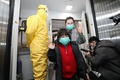 中国・武漢の空港で、タイの首都バンコクから到着したアモイ航空機から降りる人々（2020年1月31日撮影）。(c)AFP