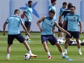 シウタ・エスポルティバ・ジョアン・ガンペール（Ciutat Esportiva Joan Gamper）で練習に臨むFCバルセロナ（FC Barcelona）のセスク・ファブレガス（Cesc Fabregas、2014年5月16日撮影）。(c)AFP/LLUIS GENE