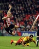 13-14スペイン1部リーグ第15節、アスレティック・ビルバオ（Athletic Bilbao）対FCバルセロナ（FC Barcelona）。FCバルセロナのマルティン・モントーヤ（Martin Montoya、右）と競り合って倒れ込むアスレティック・ビルバオのガイスカ・トケロ（Gaizka Toquero、2013年12月1日撮影）。(c)AFP/RAFA RIVAS