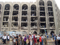 車両を使った自爆攻撃を受けた、イラクの首都バグダッド（Baghdad）中心部の法務省庁舎前に集まった人々（2009年10月25日撮影）。(c)AFP/KHALIL AL-MURSHIDI