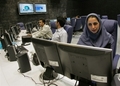 2007年6月20日、首都テヘラン（%%Tehran%%）の「%%Press TV%%」本部で番組の制作を行うイラン人のキャスター、%%Suzanne Modaressi%%さん（右）。(c)AFP/BEHROUZ MEHRI