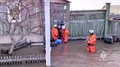 被災地から市民を非難させる救助隊。ロシア南部オルスクで。ロシア非常事態省が公開した動画からの静止画（2024年4月6日撮影、7日公開）。(c)HANDOUT / RUSSIAN EMERGENCIES MINISTRY / AFP