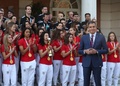 スペインの首都マドリードの首相府モンクロア宮で行われたサッカー女子W杯の優勝報告で、選手を迎えるペドロ・サンチェス首相（右手前、2023年8月22日撮影）。(c)Pierre-Philippe MARCOU/ AFP