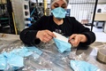 仏中部マブリーの工場で生産されるマスク（2020年2月28日撮影）。(c)PHILIPPE DESMAZES / AFP