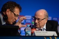2014年サッカーW杯ブラジル大会（2014 World Cup）の組み合わせ抽選会を控え、記者会見で国際サッカー連盟（FIFA）のジェローム・ヴァルケ（Jerome Valcke、左）事務局長と言葉を交わすジョセフ・ゼップ・ブラッター（Joseph Sepp Blatter）会長（2013年12月3日撮影）。(c)AFP/VANDERLEI ALMEIDA