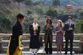 京都の清水寺で学生による能を鑑賞するミシェル・オバマ米大統領夫人（奥左から2人目）とキャロライン・ケネディ駐日米大使（同3人目）、大使の長男ジャック・シュロスバークさん（右、2015年3月20日撮影）。(c)AFP/TOSHIFUMI KITAMURA