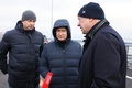 クリミア橋を視察したロシアのウラジーミル・プーチン大統領（中央）とマラト・フスヌリン副首相（右）。ロシア政府系通信社のスプートニク提供（2022年12月5日撮影）。(c)Mikhail Metzel / SPUTNIK / AFP