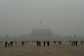 北京（Beijing）市内は30日もスモッグが垂れ込める1日となった。北京市当局は同日、スモッグへの緊急対策を実施するとともに、住民に屋内にとどまるよう呼びかけた。

写真は天安門広場（Tiananmen Square）を歩く人々（2013年1月30日撮影）。(c)AFP/Mark RALSTON