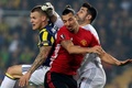 サッカーヨーロッパリーグ、グループA第4節、フェネルバフチェ対マンチェスター・ユナイテッド。フェネルバフチェのマルティン・シュクルテル（左）、GKボルカン・デミレル（右）とボールを競るマンチェスター・ユナイテッドのズラタン・イブラヒモビッチ（2016年11月3日撮影）。(c)AFP