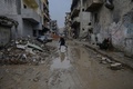 シリア北部ラッカのアルナジム広場近くの通りを歩く男性（2019年2月14日撮影）。(c)AFP / Bulent Kilic
