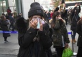 韓国ソウルの病院で行われた男性アイドルグループ「SHINee（シャイニー）」のキム・ジョンヒョンさんの告別式で、出棺を見守るファンら（2017年12月21日撮影）。(c)AFP PHOTO / JUNG Yeon-Je