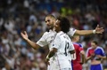 サッカー欧州チャンピオンズリーグ2014-15（UEFA Champions League 2014-15）グループB第1節、レアル・マドリード（Real Madrid）対FCバーゼル（FC Basel）。チーム5得点目を決め、チームメートのマルセロ（Marcelo Vieira Da Silva Junior、手前）と喜び合うレアル・マドリードのカリム・ベンゼマ（Karim Benzema、2014年9月16日撮影）。(c)AFP/PIERRE-PHILIPPE MARCOU