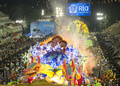 ブラジル・リオデジャネイロ（Rio de Janeiro）のカーニバルは13日、トップ12チームによるサンバコンテストの結果が発表され、パレードの大トリを飾った「ビライザベル（Vila Isabel）」が3度目の優勝を果たした。

主会場のサンボドロモ（Sambodrome）で2夜にわたって繰り広げられたサンバコンテストでは、40人の審査員が「振り付け」「音楽」「ダンス」「創造性」などを審査。65年の歴史を持つビライザベルは、ダンサー3800人、豪華な山車7台で臨み、299.7点を獲得して、2位の人気チーム「ベイジャ・フロル（Beija-Flor）」（299.4点）をわずか0.3点差の接戦で制した。

写真は、優勝したビライザベルのサンバパレード（2013年2月12日撮影）。(c)AFP/ANTONIO SCORZA