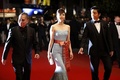 南仏カンヌ（Cannes）で開催中の第66回カンヌ国際映画祭（Cannes Film Festival）で20日、コンペティション部門に出品されている三池崇史（Takashi Miike）監督作『藁の楯』の公式上映が行われ、監督とともに主演の大沢たかお（Takao Osawa）、共演者の松嶋菜々子（Nanako Matsushima）がレッドカーペットを歩いた。この日は、公式上映に先立ち、記者会見とフォトコールも行われた。

写真は、レッドカーペットに登場した（左から）三池監督、松嶋菜々子、大沢たかお（2013年5月20日撮影）。(c)AFP/VALERY HACHE