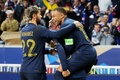 サッカー国際親善試合、フランス対スコットランド。チーム3点目を決めて喜ぶフランスのキリアン・エムバペ（右、2023年10月17日撮影）。(c)FRANCOIS LO PRESTI / AFP
