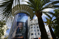第66回カンヌ国際映画祭（Cannes Film Festival）が15日、南仏カンヌ（Cannnes）で開幕する。メイン会場となるパレ・デ・フェスティバル（Palais des Festivals）では準備が大詰めを迎えており、街は映画スターたちの到着を今か今かと待っている（2013年5月14日撮影）。(c)AFP/ANNE-CHRISTINE POUJOULAT