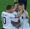 2010年サッカーW杯南アフリカ大会（%%2010 World Cup%%）1次リーグD組、ドイツ対オーストラリア。試合はドイツが4-0で快勝した。写真は後半23分にチームの3点目を決め、ルーカス・ポドルスキー（%%Lukas Podolski%%、左）とミロスラフ・クローゼ（%%Miroslav Klose%%）から祝福されるドイツのトーマス・ミュラー（%%Thomas Mueller%%、右）。（2010年6月13日）(c)AFP/KARIM JAAFAR