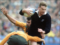 1991年ラグビーW杯ニュージーランド大会（Rugby World Cup 1991）準決勝、オールブラックス対オーストラリア。タックルを受けるオールブラックスのジョン・カーワン（John Kirwan、右、当時、1991年10月27日撮影）。(c)AFP/STF/GEORGES GOBET