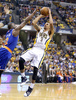 12-13NBAは14日、カンファレンス準決勝（7回戦制）が行われ、インディアナ・ペイサーズ（Indiana Pacers）は93-82でニューヨーク・ニックス（New York Knicks）に勝利し、対戦成績を3勝1敗とした。

ブロックをかわしてシュートを狙うインディアナ・ペイサーズのジョージ・ヒル（George Hill、右、2013年5月14日撮影）。(c)AFP/Getty Images/Andy Lyons