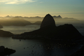 ブラジルのリオデジャネイロ（Rio de Janeiro）の夜明け（2012年5月24日撮影）。(c)AFP/Christophe Simon