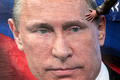 クリミア・シンフェロポリに掲示される、ロシアのウラジーミル・プーチン大統領の巨大ポスター（2022年3月4日撮影、資料写真）。(c)STRINGER / AFP