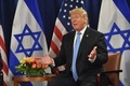 米ニューヨークでのベンヤミン・ネタニヤフ・イスラエル首相との会談で発言するドナルド・トランプ米大統領（2018年9月26日撮影）。(c)Nicholas Kamm / AFP